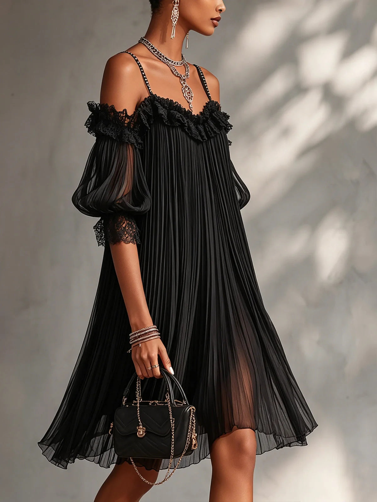 Victoria | Mini vestido negro de muselina con hombros al aire y ribetes de encaje