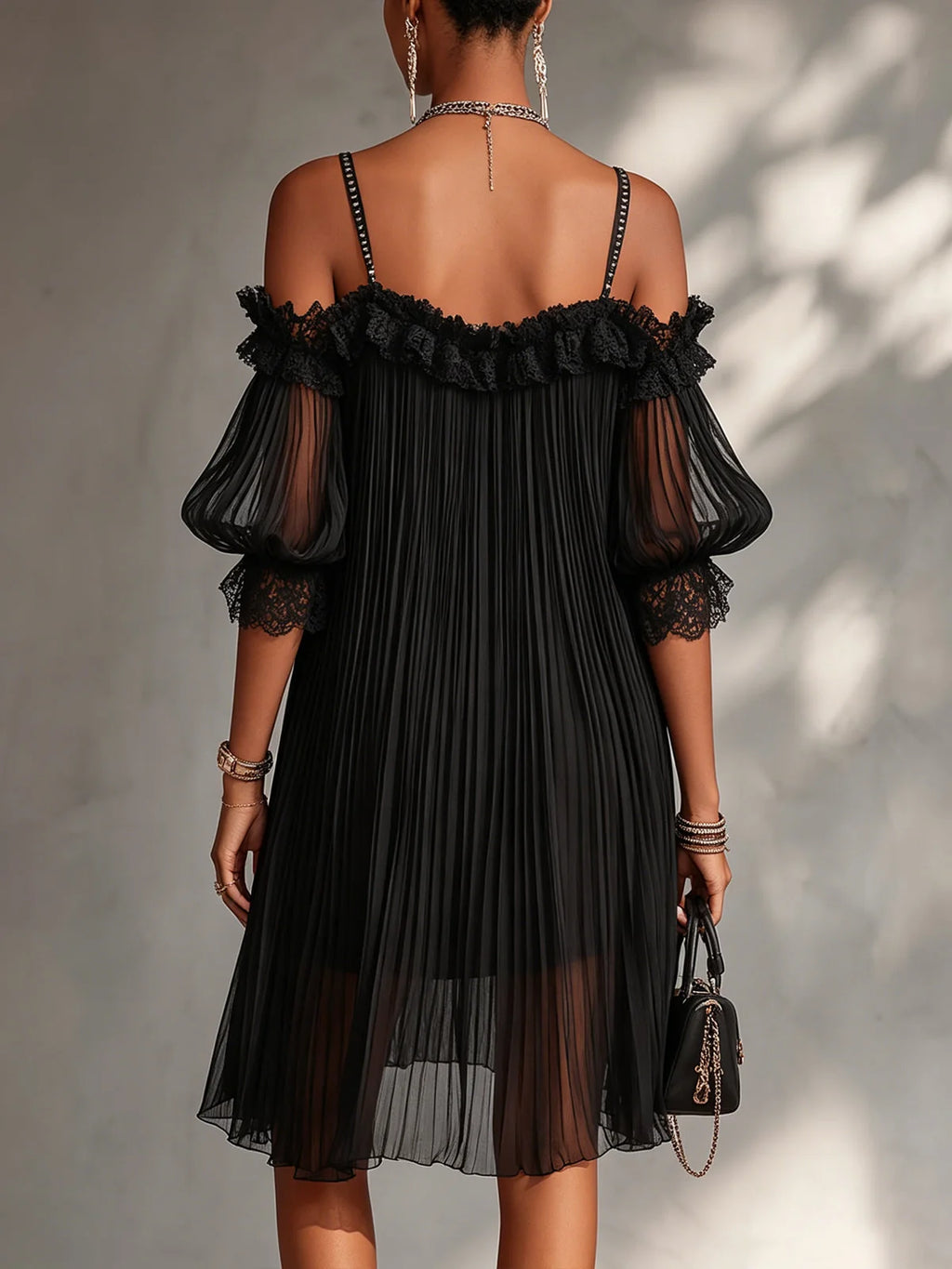 Victoria | Mini vestido negro de muselina con hombros al aire y ribetes de encaje