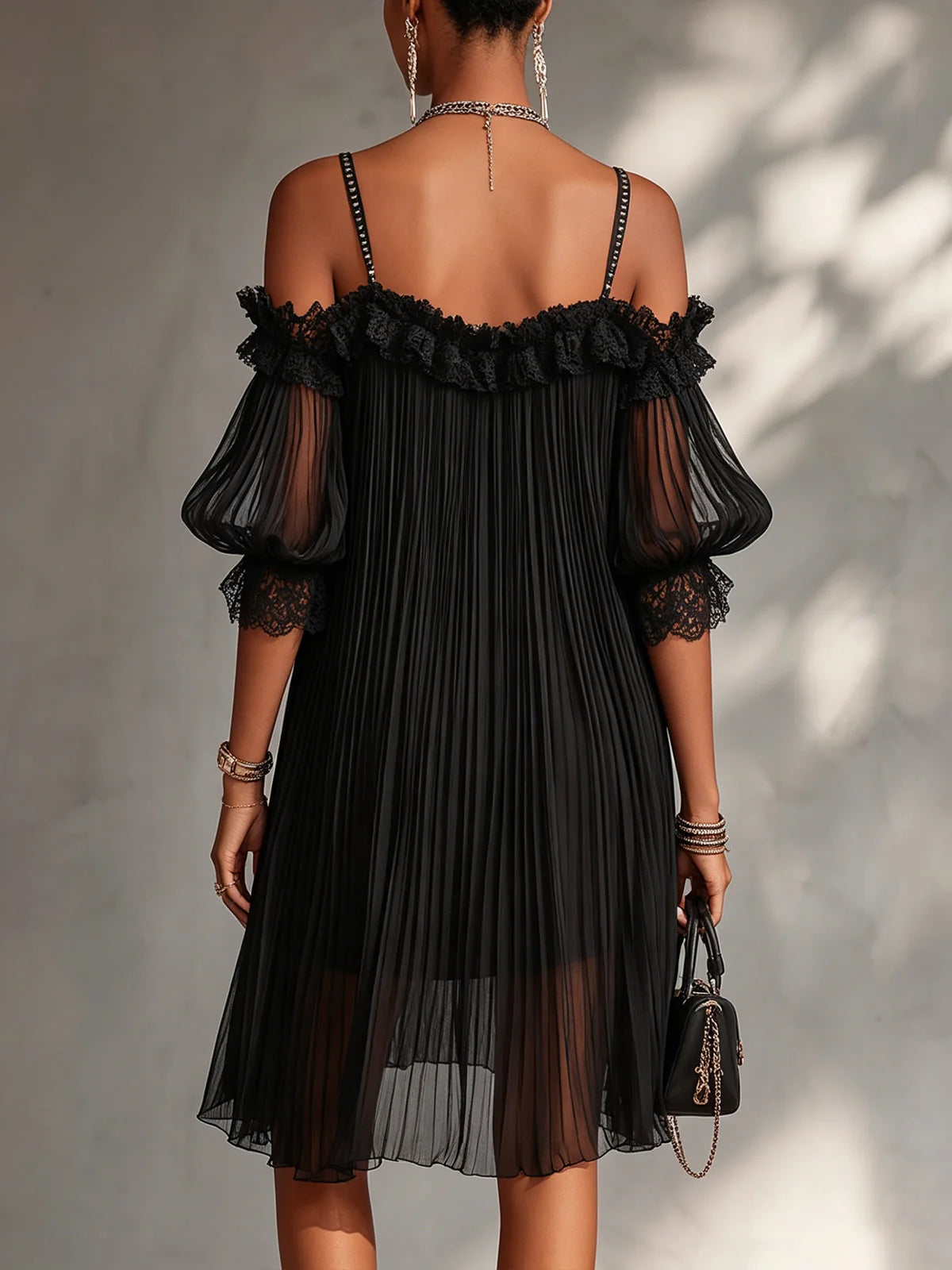 Victoria | Mini vestido negro de muselina con hombros al aire y ribetes de encaje