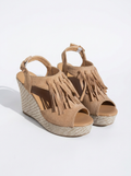 Sandalias con cuña y flecos