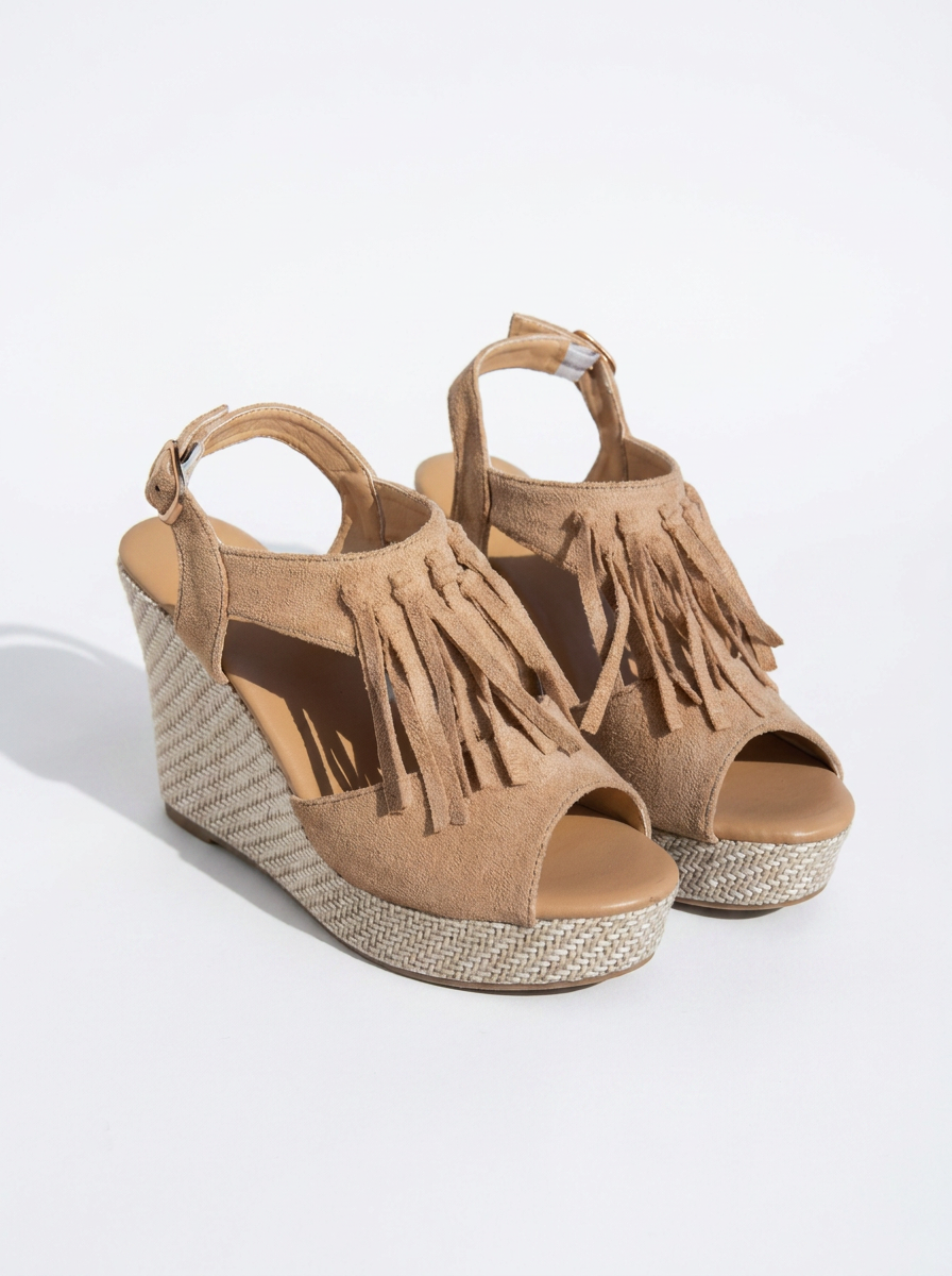 Sandalias con cuña y flecos