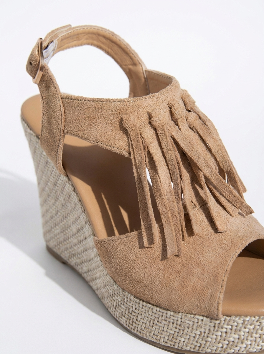 Sandalias con cuña y flecos