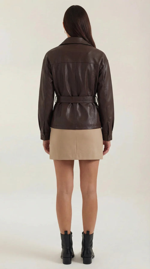 Chaqueta de PU con cinturón de Christina